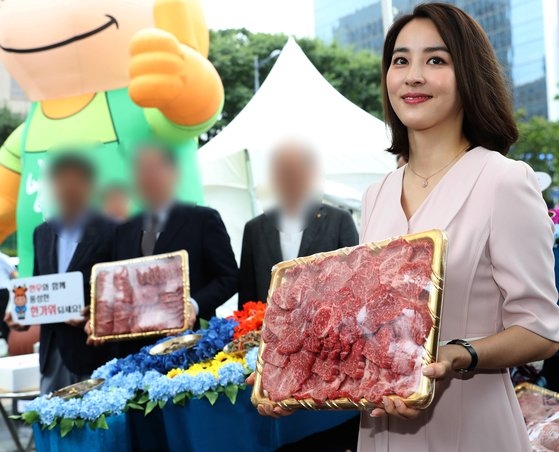 '한우 먹는 날' 불참 한혜진 승소···"2억 배상" 1심 뒤집혔다