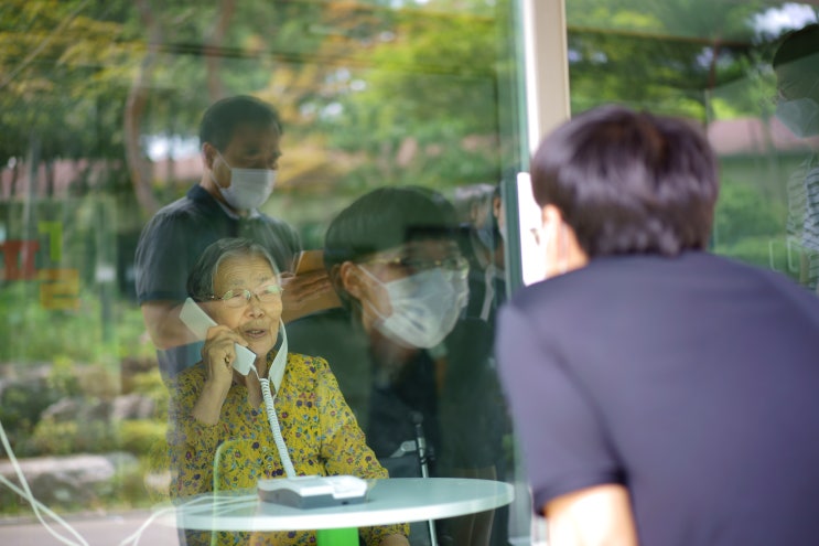  요양원에 계시는 부모님 비접촉 면회 시작되다.