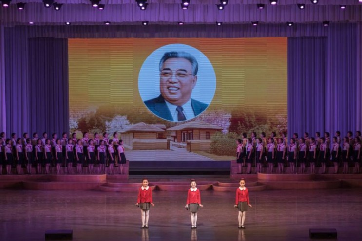 노래와 춤은 북한의 사상 통제에 어떻게 사용되고 있나