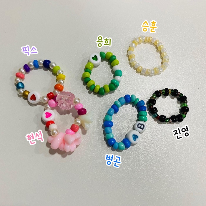 멤버들한테 줄 비즈 반지 만드는 CIX (씨아이엑스) 승훈 멤버들한테 줄 비즈 반지 만드는 CIX (씨아이엑스) 승훈