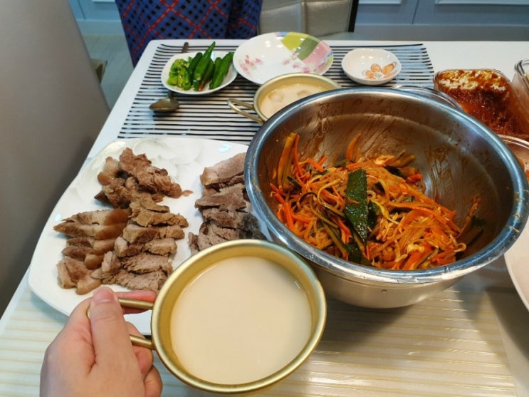 칠곡 양조장 신동 생막걸리 : 비오는 날 집에서 수육 보쌈 해먹기 /  바나나향 막걸리 / 이제 다른 막걸리는 못 먹어요 / 1박 2일 막걸리 / 쫄면 만들기 / 전국 6대 막걸리