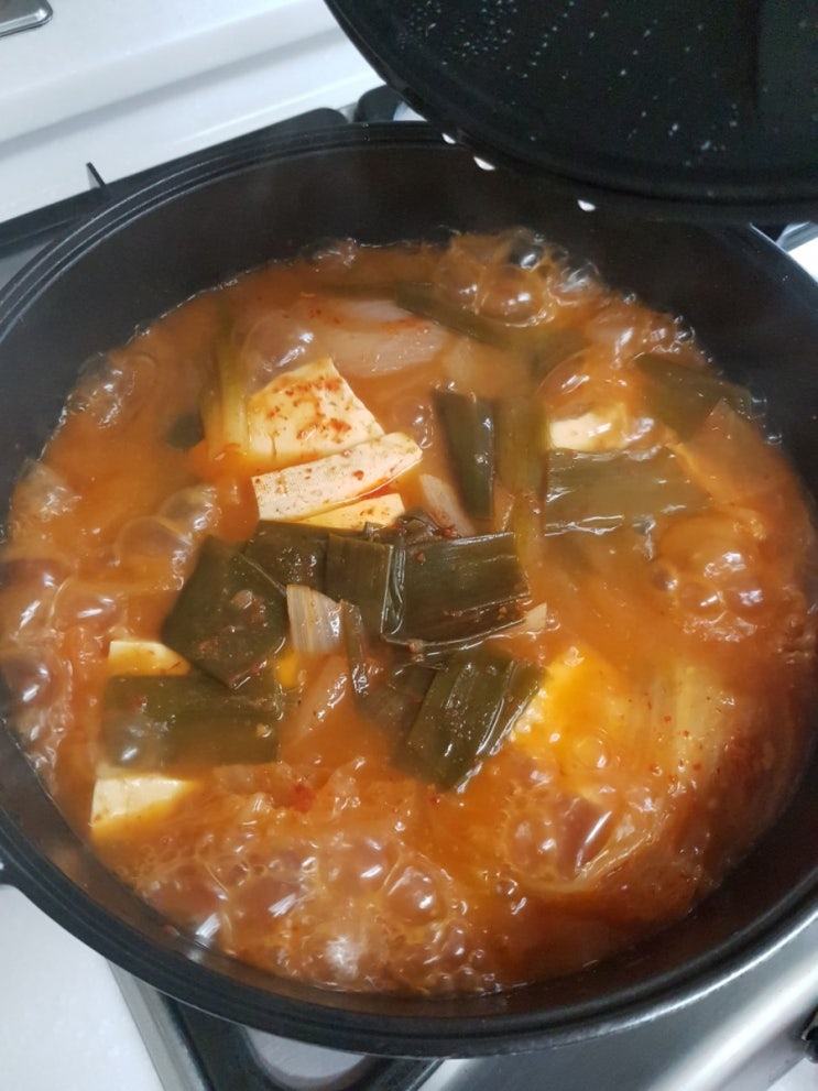 당면 넣은 얼큰한 돼지고기 김치찌개 끓이는 방법