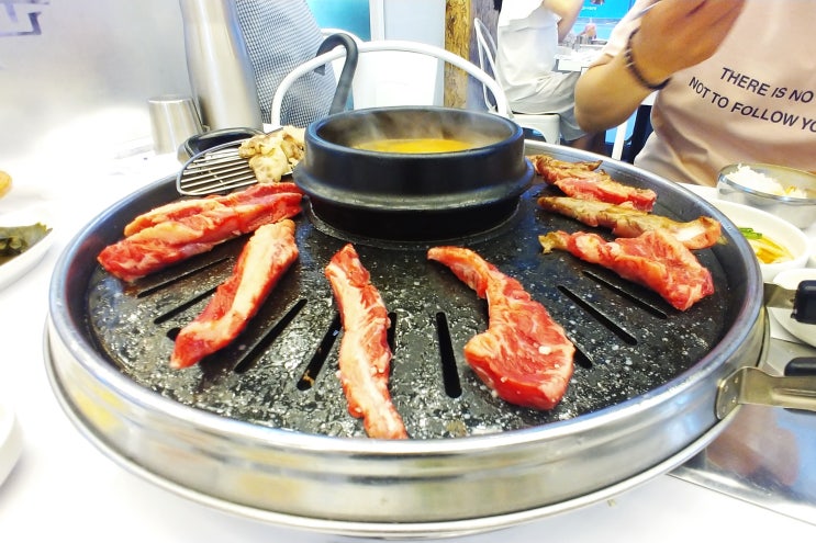  상봉동 맛집] 일요일은 소고기 먹는 날 문가네 정육식당 상봉역점 큰 소 한 마리 구이