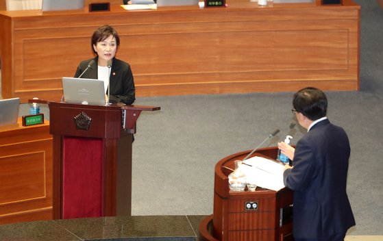 김현미 "집값 11% 올랐다" 야당 "11%요? 장난 마세요" 김현미 "집값 11% 올랐다" 야당 "11%요? 장난 마세요"