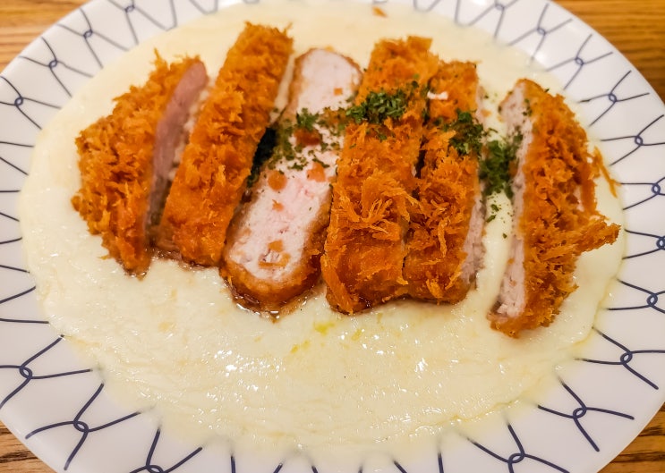  돈가스 고기 맛이 좋다. '호천당'