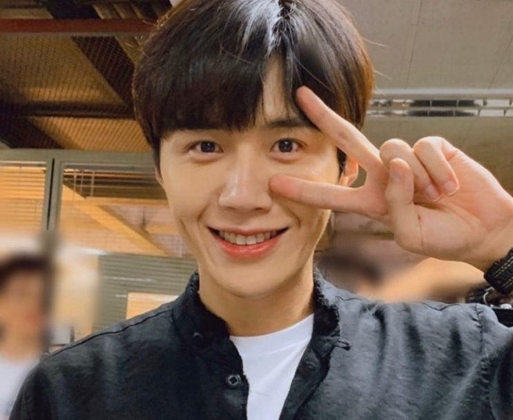  김선호 코 성형 나이 키 학력 여자친구 이상형 드라마 연극 출연작