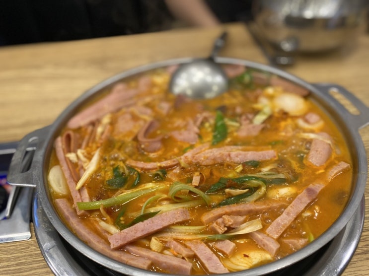  햄이듬뿍듬뿍 있는 부대전골     참맛집 이태리부대찌개