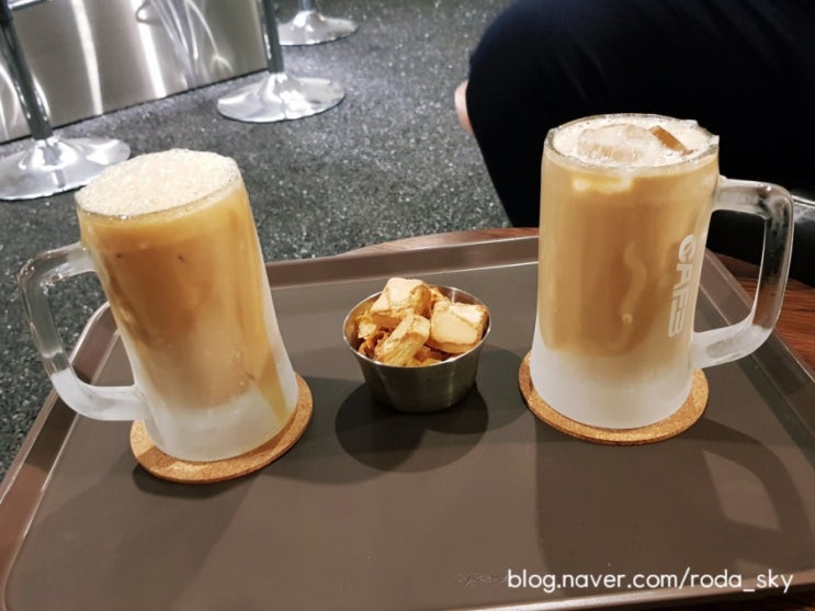  홍대 신상카페 카페3(CAF3) 냉맥주잔에 담아마시는 카페삼라떼, 마키아또