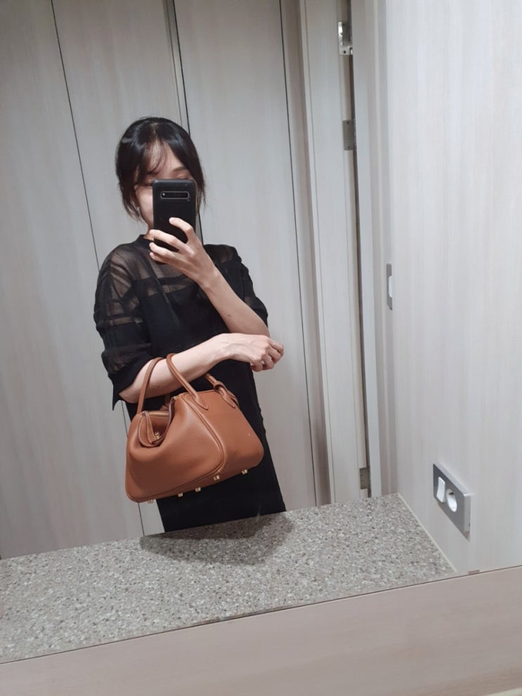  돈 주고도 못 산다는 "에르메스 린디백" 골드 금장 26