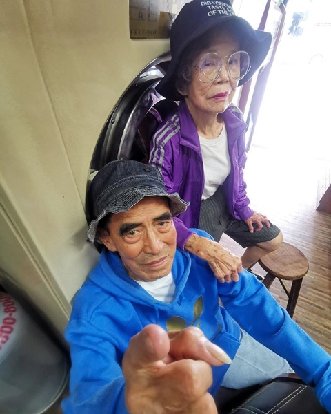  손님이 안 찾는 세탁소 옷으로 패션스타그램 운영하는 노부부