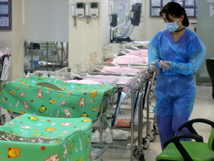  아이도 안 낳고 결혼도 안한다, 7개월째 인구 자연감소…혼인도 역대 최저 `뚝`