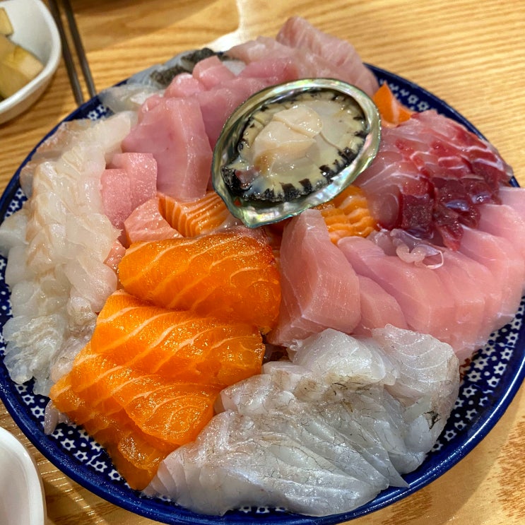  싱싱한 연어와 제철회가 무한리필인, 기분 좋은 합정 맛집 '연어촌'