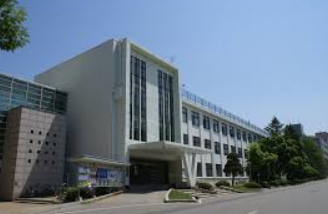 대학 등록금을 둔 대학생, 대학, 그리고 교육부의 대립