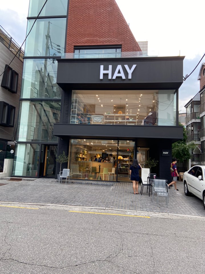  눈이 즐거운 쇼룸 hay 조명 의자 컵 접시 시계 에코백