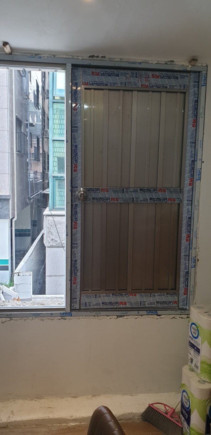  비상문과 완강기설치