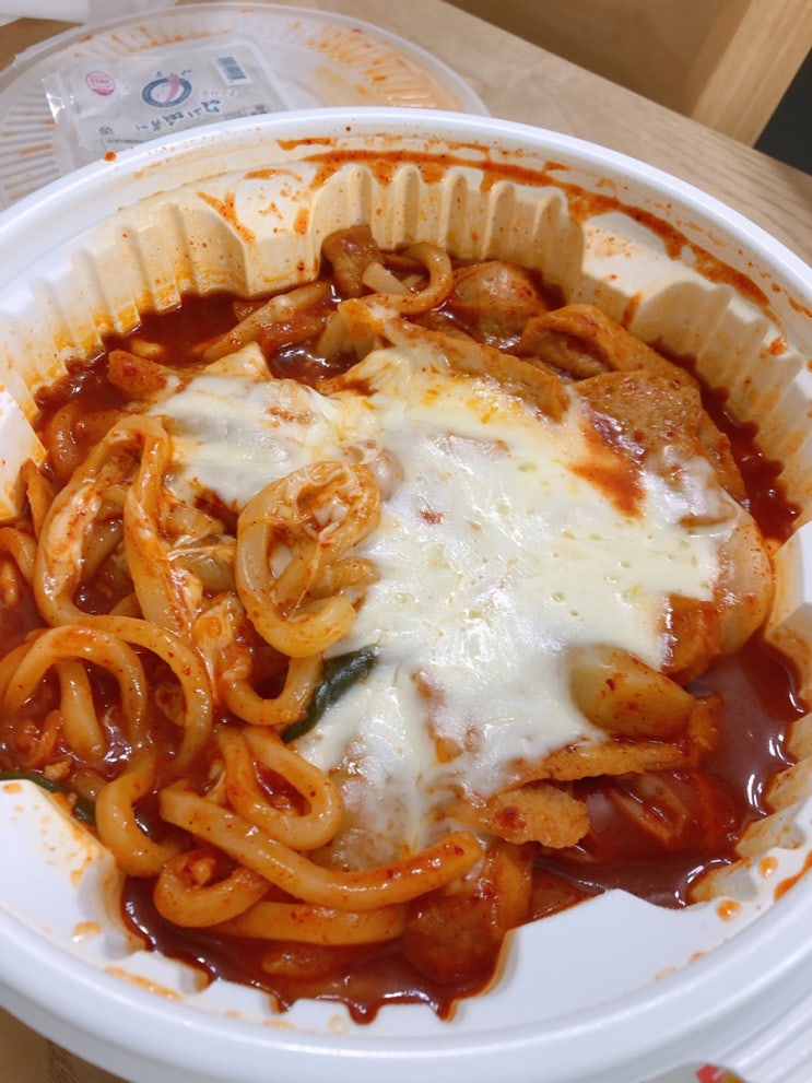  오늘의 야식은 엽기떡볶이 엽기반반 맵기는 덜매운맛 우동사리 추가요