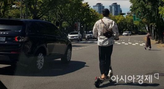 킥보드 사고 급증하는데…'PM 보험 의무화' 난망 킥보드 사고 급증하는데…'PM 보험 의무화' 난망