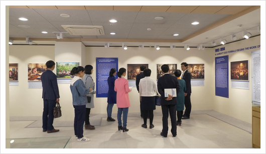  동방번개에서 그림 전시회를 보고 <말씀이 육신으로 나타남>이라는 책을 보았어요