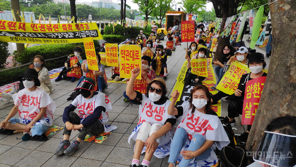 암환자들 “금감원, 보험금 지급 기피한 삼성생명 제재하라” 암환자들 “금감원, 보험금 지급 기피한 삼성생명 제재하라”