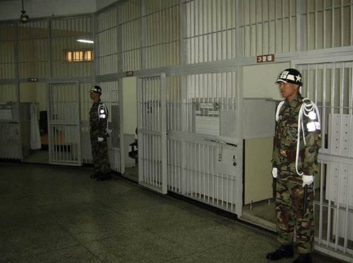  사라지는 軍 영창