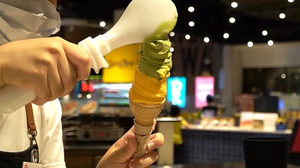 밑에서부터 한번에 끌어올리는 기술! 회오리 젤라또 아이스크림 / 젤라뚜또 / 길거리 음식 밑에서부터 한번에 끌어올리는 기술! 회오리 젤라또 아이스크림 / 젤라뚜또 / 길거리 음식