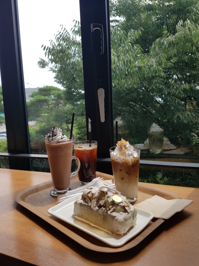  호포 기찻길 뷰 대형카페/빵이 맛있는 카페/양산 동면 카페 : JM(제이엠)커피로스터스
