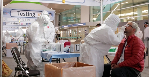 한국인, 英에선 코로나 치료 '공짜'… 美에선 약값만 '400만원' 한국인, 英에선 코로나 치료 '공짜'… 美에선 약값만 '400만원'