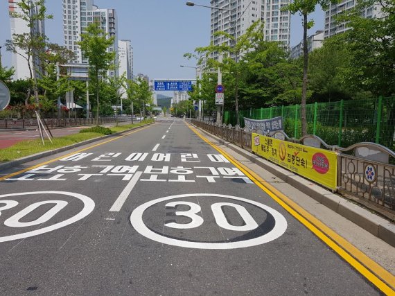 초등학교 정문앞 도로에 불법주차하면 과태료 8만원