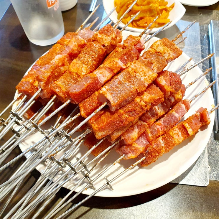  건대 양꼬치거리 홍매반점 가격대비 양푸짐! 유린기서비스도 좋아