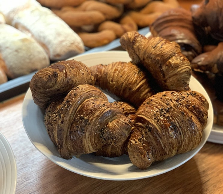  비 오는 날 오후 여자친구랑 빵이랑 커피 마시기 좋은 문래 러스트 베이커리(RUST BAKERY) 가서 즐거운 시간 보냈어요c