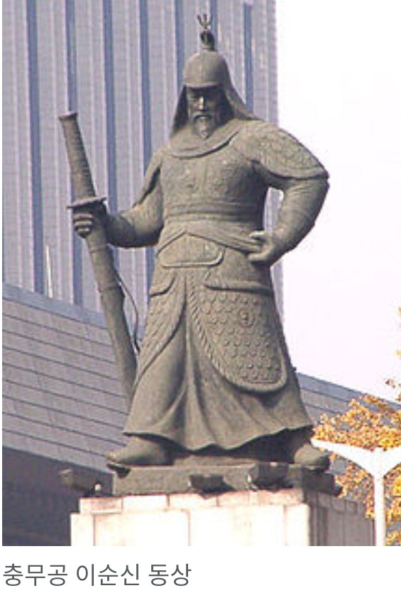 리브메이트 리브메이트퀴즈 8월3일 오늘의퀴즈 OX퀴즈 광화문에 있는 이순신 동상은 칼을 오른손에 쥐고 있다? 리브메이트 리브메이트퀴즈 8월3일 오늘의퀴즈 OX퀴즈 광화문에 있는 이순신 동상은 칼을 오른손에 쥐고 있다?