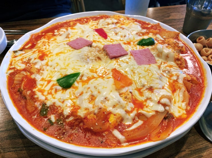 유자유 김치떡볶이 신촌점에서 유자유와 독특한 떡볶이를 맛보다!