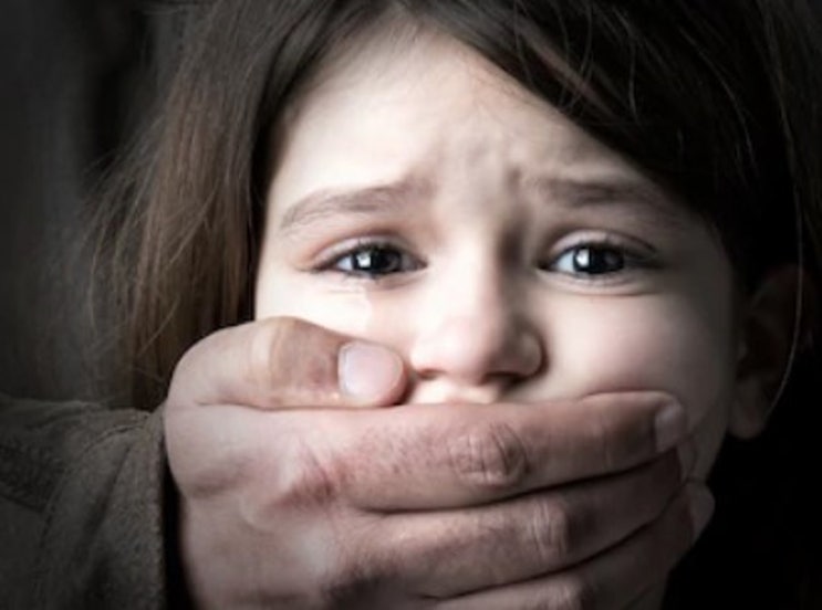 법원공무원, 친딸 5살 때부터 12년간 성폭행 혐의로 수사…아내가 경찰 신고 법원공무원, 친딸 5살 때부터 12년간 성폭행 혐의로 수사…아내가 경찰 신고