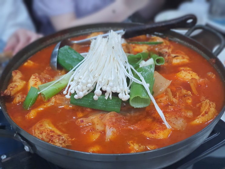  [신촌] 신촌영양센터 : 전기구이통닭 / 삼채닭한마리 / 묵은지 닭볶음탕