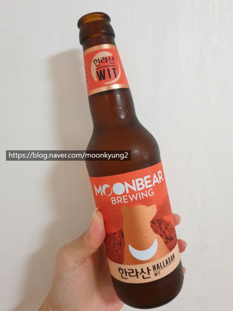  무더운 여름! 시원한 맥주 못참아! 한라산윗 한 병!