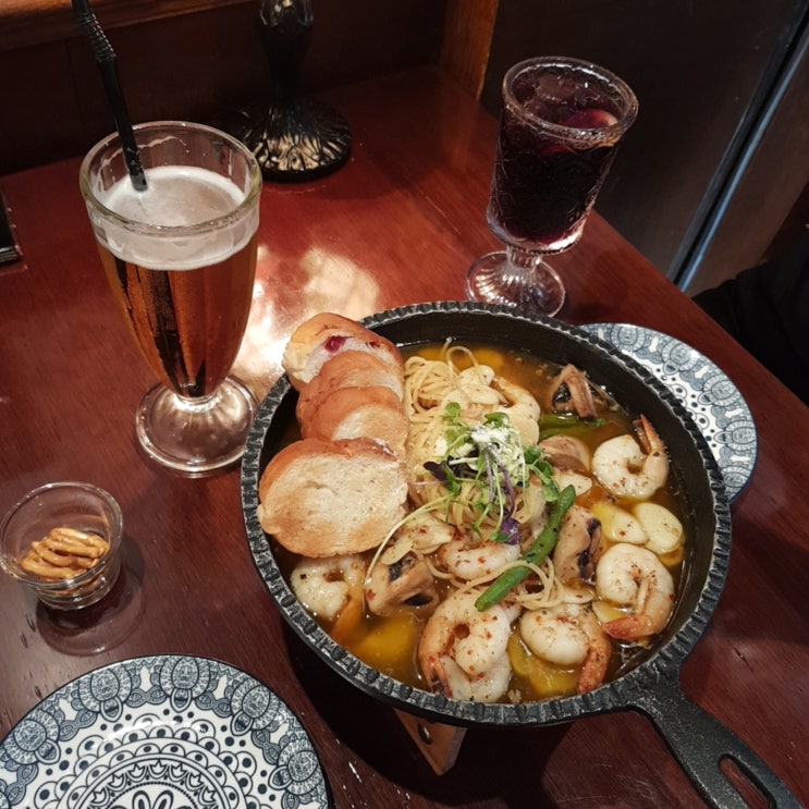  신촌 피맥 맛집 금별맥주 치즈듬뿍 바삭 페스츄리피자 달콤 꿀맥주 분위기뿜뿜 신촌 데이트코스