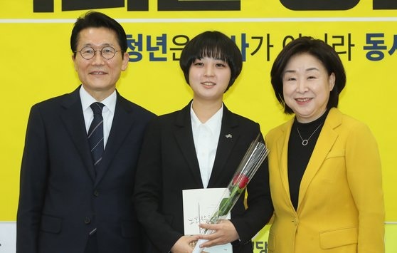 ë¶„í™ ì›í