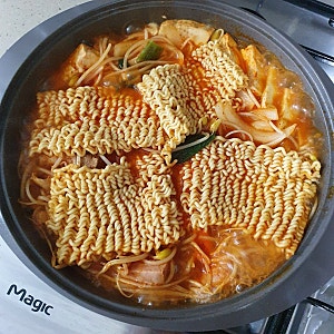 냉장고 털어서 부대찌개 끓이기!! - 다담 사골 부대찌개 양념