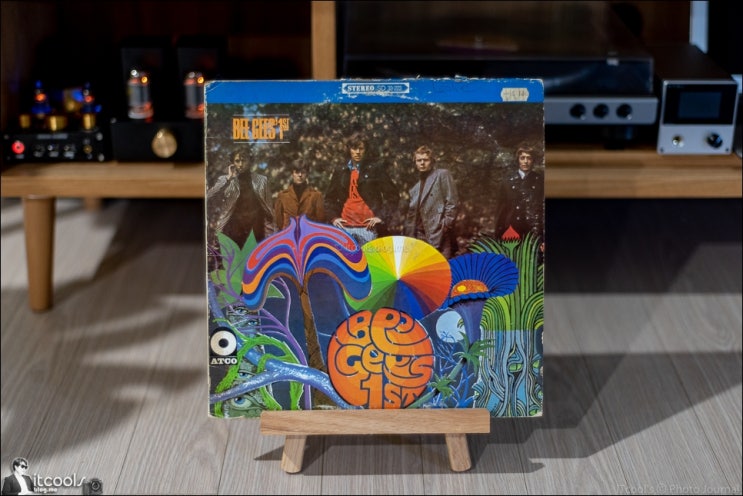 깁씨 형제들 첫 정식 앨범인 Bee Gees' 1st 그리고 최고의 명곡 Holiday! 깁씨 형제들 첫 정식 앨범인 Bee Gees' 1st 그리고 최고의 명곡 Holiday!