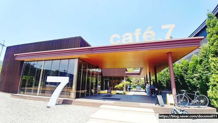  디자인 잡지에서 본듯한 느낌의 CAFE7 수원 권선구의 미술관 같은 카페7 - 메뉴가 아닌,디자인 측면에서 바라본.
