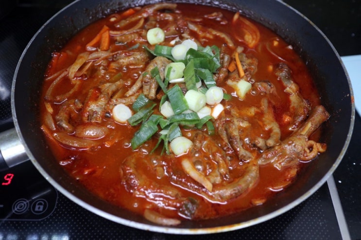  무뼈닭발로 핫한 전설의곱창, 국물닭발도 대박!