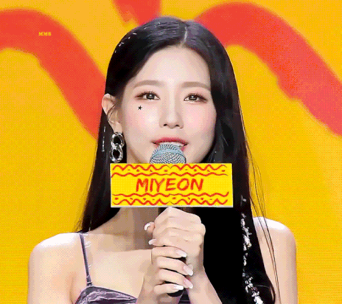  덤디덤디 컴백 쇼케이스에서 여자아이들 미연 미모