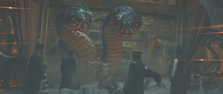  머리둘 달리 뱀이 지킨다. 영화 궁전수호자(사해촉룡)