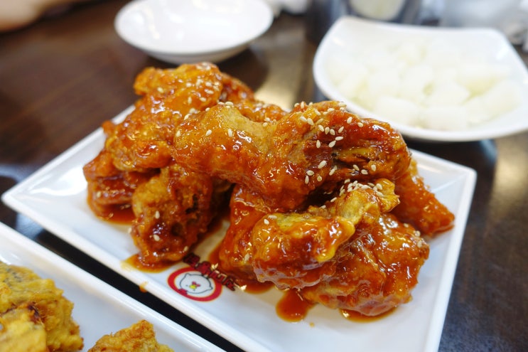  수원통닭거리 진미통닭에서 후라이드 양념 반반 치킨!