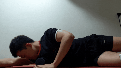  가방에 넣어 다닐 수 있는 작은 휴대용폼롤러로 허벅지 마사지하기