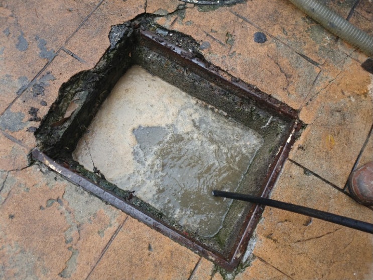 비 많이 올 때 하수구 맨홀(집수정)에서 물이 역류하고 넘친다면 고압세척으로 해결하세요