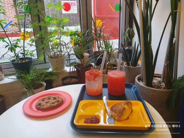  연희동 '래핑 폭스(Laughing Fox)' 카페에서 맛있는 스콘을 먹고 왔어요