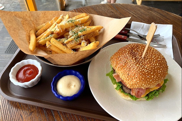 제주 애월 맛집 : 제주 수제버거 맛집 ‘몬스터살롱’ 제주 애월 맛집 : 제주 수제버거 맛집 ‘몬스터살롱’