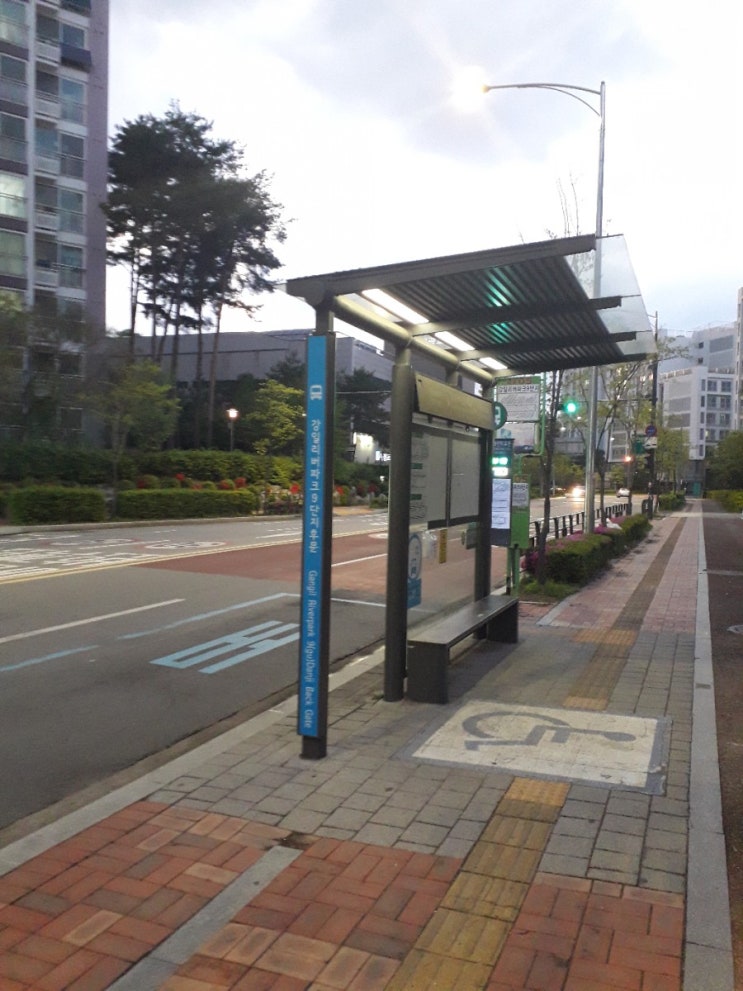  거꾸로 설치되어 있는 정류장, 왜 이렇게 설치했을까?