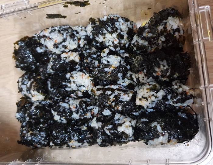  날치알 주먹밥